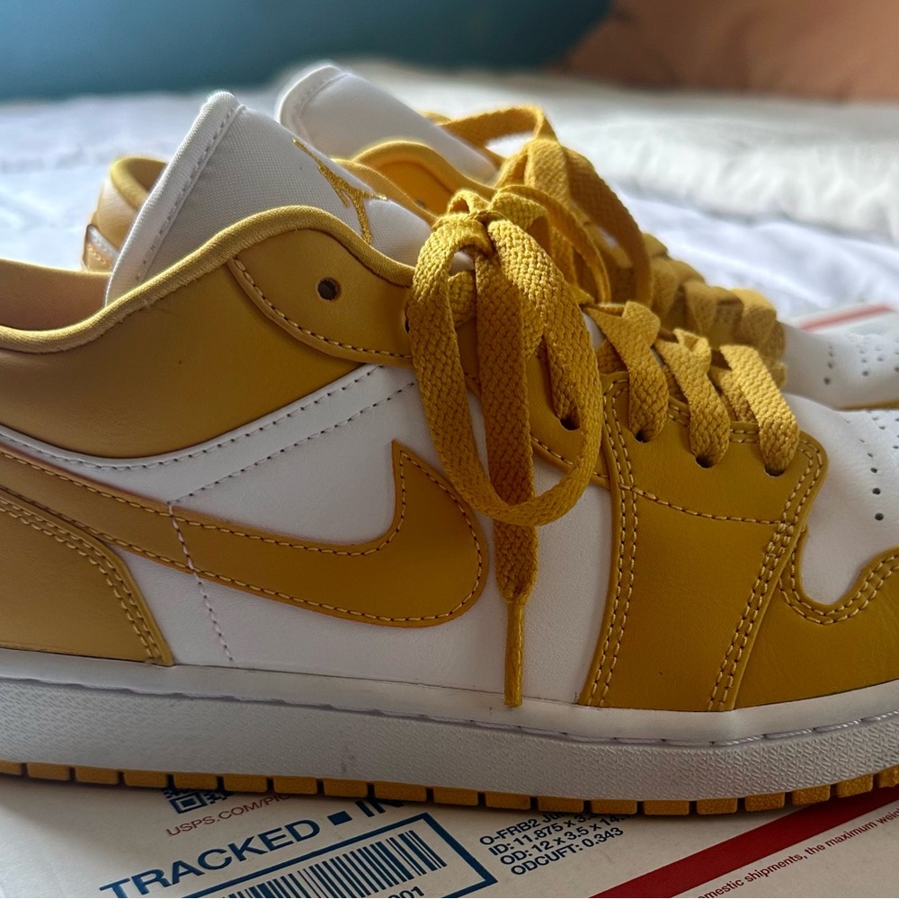 LIKE NEW Jordan 1 Low 'Pollen' - Picture 5 of 16